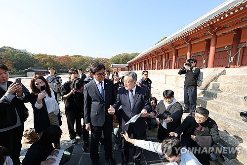(서울=연합뉴스) 류영석 기자 = 최휘영 문화체육관광부 장관과 허민 국가유산청장이 7일 역사문화환경 보존지역 바깥에서의 개발 규제 완화 조례에 대한 대법원 판결과 관련해 서울 종묘를 찾아 전경을 점검하고 있다. 지난 6일 대법원은 문화유산법 해석상 보존지역 바깥에 대해서까지 국가유산청과 협의해 조례를 정해야 한다고 볼 수는 없다며 해당 지역의 개발 규제를 완화한 서울시 조례 개정이 법령 우위 원칙(법령이 조례보다 위에 있다는 원칙)에 위반되지 않는다고 판단했다. 2025.11.7 ondol@yna.co.kr