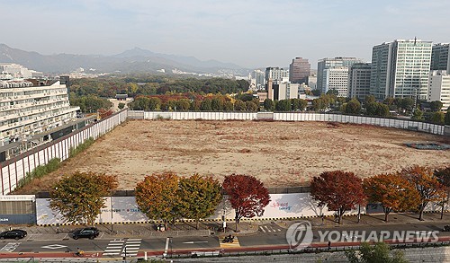 (서울=연합뉴스) 서명곤 기자 = 국가유산청(옛 문화재청)과 협의 없이 역사문화환경 보존지역 바깥에서의 개발 규제를 완화한 서울시 조례 개정이 유효하다는 대법원 판결이 나왔다. 이번 소송은 최근 '왕릉뷰 아파트' 재현 우려가 나온 서울 종묘 맞은편 세운4구역 재개발 사업과 관련해 주목받았다. 사진은 6일 서울 종로구 세운4구역 모습. 2025.11.6 seephoto@yna.co.kr