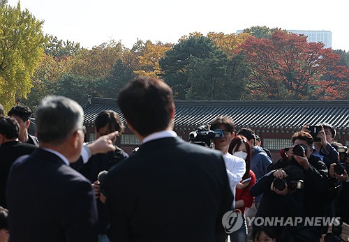(서울=연합뉴스) 류영석 기자 = 최휘영 문화체육관광부 장관과 허민 국가유산청장이 7일 역사문화환경 보존지역 바깥에서의 개발 규제 완화 조례에 대한 대법원 판결과 관련해 서울 종묘를 찾아 전경을 점검하고 있다. 지난 6일 대법원은 문화유산법 해석상 보존지역 바깥에 대해서까지 국가유산청과 협의해 조례를 정해야 한다고 볼 수는 없다며 해당 지역의 개발 규제를 완화한 서울시 조례 개정이 법령 우위 원칙(법령이 조례보다 위에 있다는 원칙)에 위반되지 않는다고 판단했다. 2025.11.7 ondol@yna.co.kr
