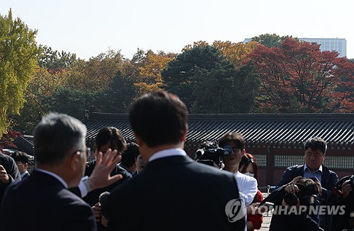(서울=연합뉴스) 류영석 기자 = 최휘영 문화체육관광부 장관과 허민 국가유산청장이 7일 역사문화환경 보존지역 바깥에서의 개발 규제 완화 조례에 대한 대법원 판결과 관련해 서울 종묘를 찾아 전경을 점검하고 있다. 지난 6일 대법원은 문화유산법 해석상 보존지역 바깥에 대해서까지 국가유산청과 협의해 조례를 정해야 한다고 볼 수는 없다며 해당 지역의 개발 규제를 완화한 서울시 조례 개정이 법령 우위 원칙(법령이 조례보다 위에 있다는 원칙)에 위반되지 않는다고 판단했다. 2025.11.7 ondol@yna.co.kr