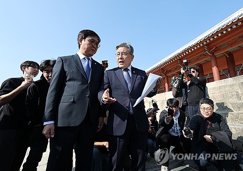 (서울=연합뉴스) 류영석 기자 = 최휘영 문화체육관광부 장관과 허민 국가유산청장이 7일 역사문화환경 보존지역 바깥에서의 개발 규제 완화 조례에 대한 대법원 판결과 관련해 서울 종묘를 찾아 전경을 점검하고 있다. 지난 6일 대법원은 문화유산법 해석상 보존지역 바깥에 대해서까지 국가유산청과 협의해 조례를 정해야 한다고 볼 수는 없다며 해당 지역의 개발 규제를 완화한 서울시 조례 개정이 법령 우위 원칙(법령이 조례보다 위에 있다는 원칙)에 위반되지 않는다고 판단했다. 2025.11.7 ondol@yna.co.kr