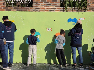 담벼락을 화사하게…성동구-SM엔터 3년째 '벽화 그리기'