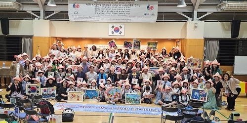 (도쿄=연합뉴스) 강성철 기자 = 지난 6월 2일 일본 동경한국학교에서 열린 'K-종이접기 축제 한마당'에서 참가자들이 고깔을 쓰고 한일 수교 60주년을 기념하고 평화통일 및 세계평화를 기원하고 있다. 2025.6.2 wakaru@yna.co.kr