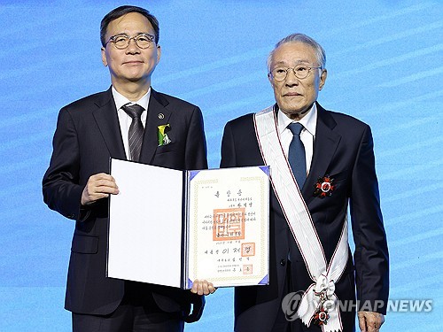 문화예술발전 유공 시상…황석영, 최고 영예 금관문화훈장(종합)