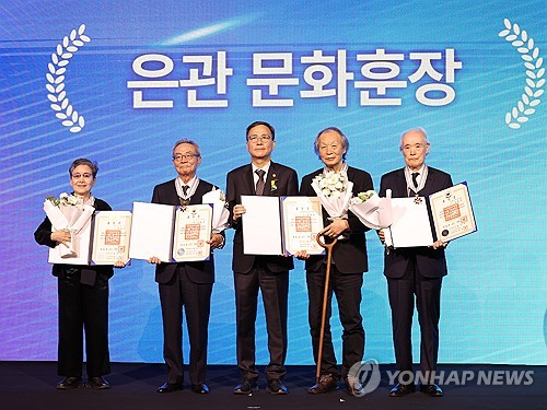 (서울=연합뉴스) 강민지 기자 = 김영수 문화체육관광부 차관(가운데)이 7일 서울 서대문구 모두예술극장에서 열린 '2025 문화예술발전 유공시상식'에서 은관 문화훈장 수훈자들과 기념촬영하고 있다. 2025.11.7 mjkang@yna.co.kr