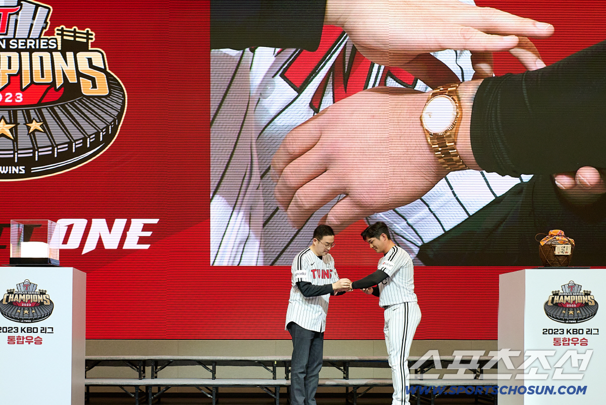 LG가 '롤렉스 폭탄'을 던졌다. KS MVP 롤렉스 고정. 다른 구단 …