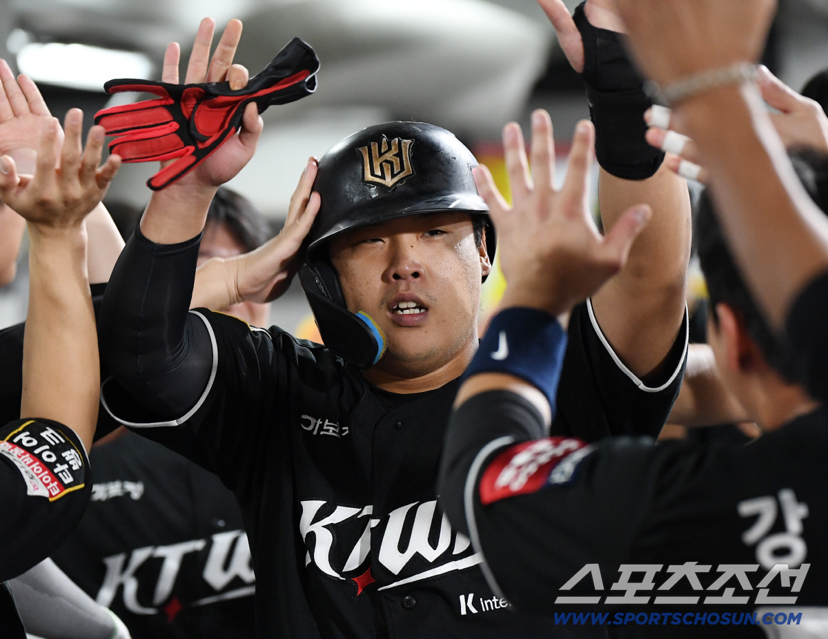 "한번 살고, 한번 야구하는데... 꿈에 도전하길." 송성문 강백호에게 …