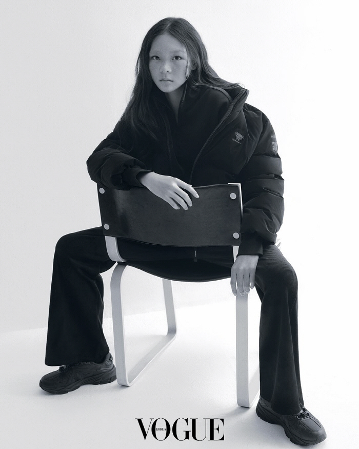 안경 벗은 추사랑, 14세에 해냈다...'모델 포스' 뽐내며 화보 장식