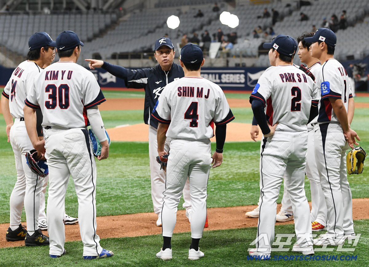 [포토] 내야수비 훈련 지도하는 이동욱 코치