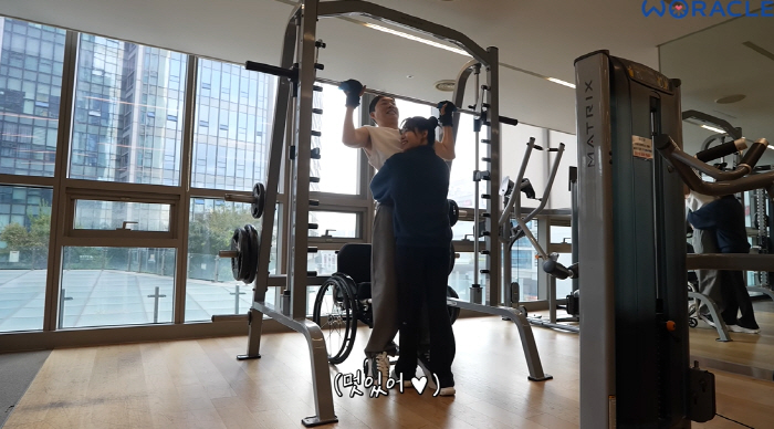 '하반신 마비' 박위, 11년만에 일어섰다 "송지은♥ 바라보며 포옹"