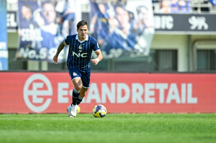 '8경기 무패' 서울 이랜드, 에울레르+가브리엘 콤비로 '무승' 충북청주 잡는다...2년 연속 PO 진출 '도전'