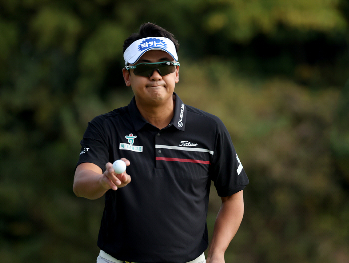 "우승 감이 왔다" 자신하더니 2R까지 공동 선두...그래도 아쉽기만 한…