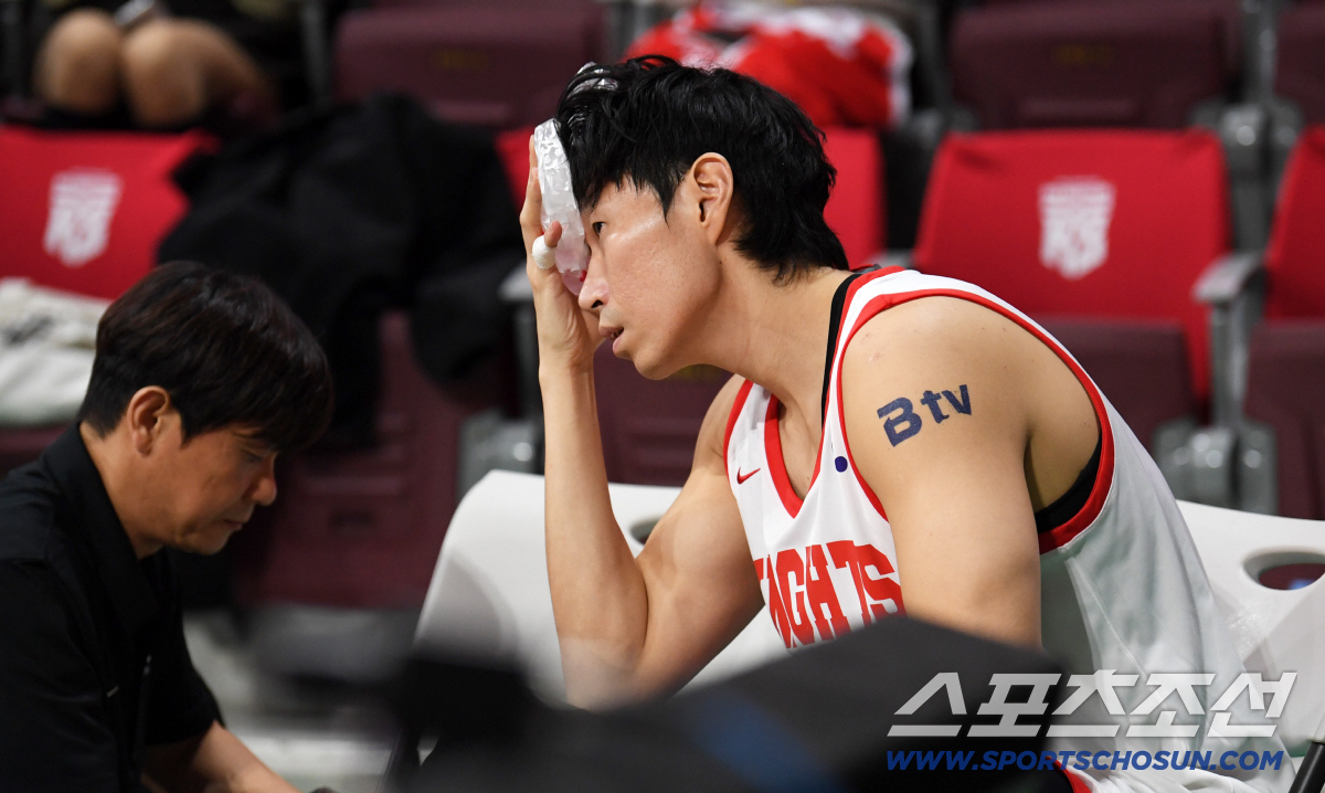 [포토] 오세근 '아이싱 치료'