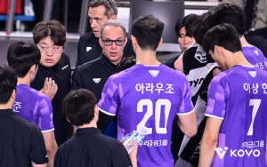 개막 2연승 꿈이었나? 승승패패패패 → 서브를 못 받네.. 우리카드 4연패 쇼크! 현대캐피탈에 0-3 셧아웃 당해