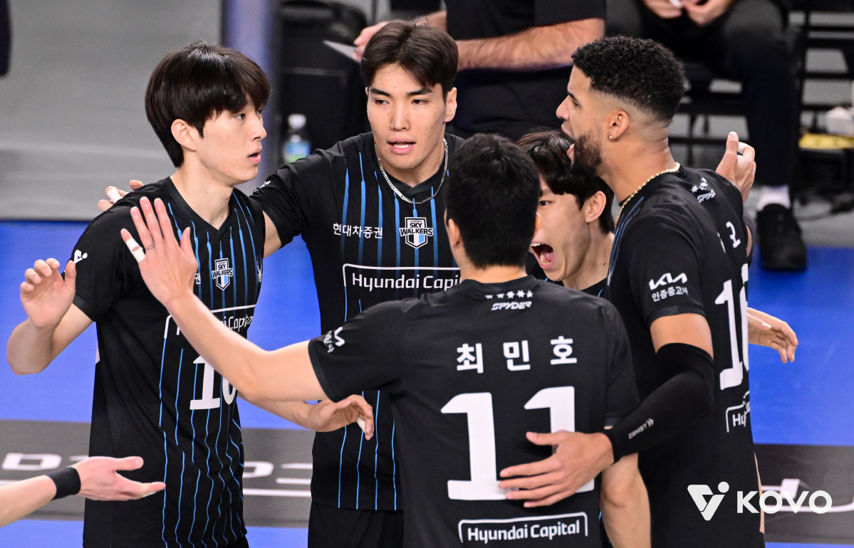 개막 2연승 꿈이었나? 승승패패패패 → 서브를 못 받네.. 우리카드 4연…