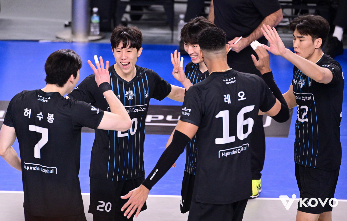 개막 2연승 꿈이었나? 승승패패패패 → 서브를 못 받네.. 우리카드 4연…