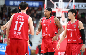 '천신만고 연승이네' SK, 선두 정관장에 68-66 재역전 진땀승…정관장, 시즌 첫 연패-SK, 시즌 2번째 연승