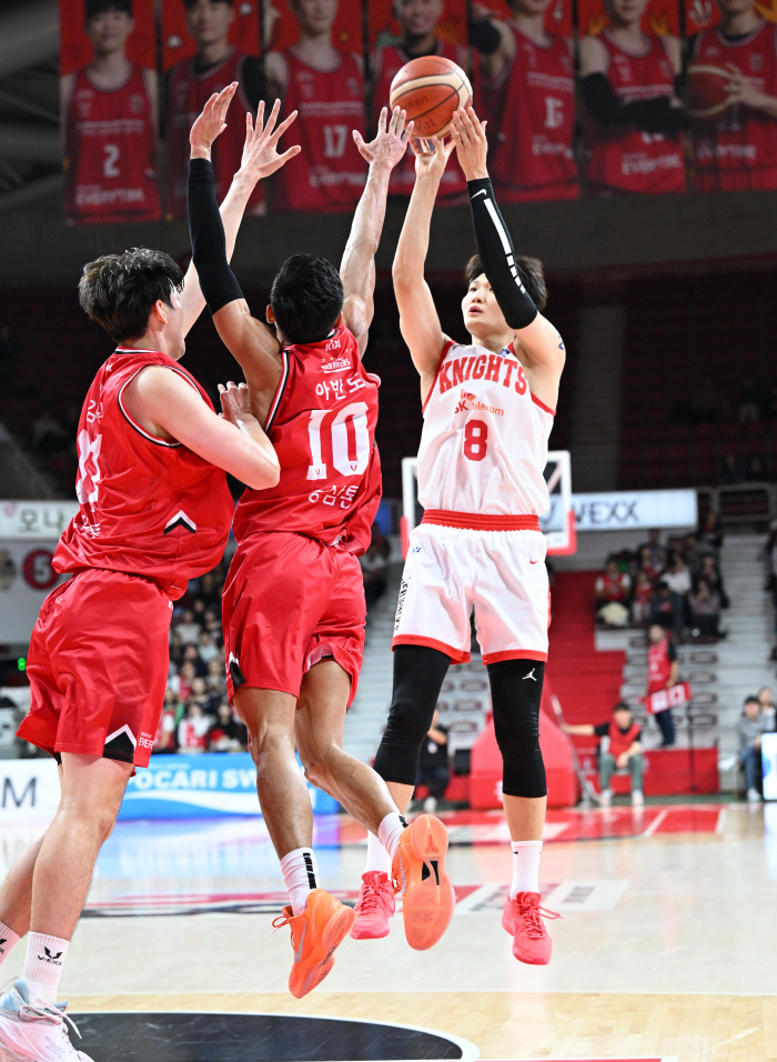 '천신만고 연승이네' SK, 선두 정관장에 68-66 재역전 진땀승…정관장, 시즌 첫 연패-SK, 시즌 2번째 연승