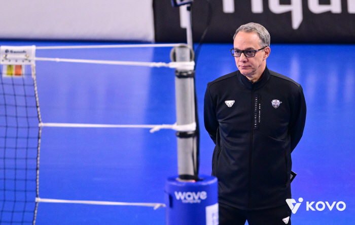 "터치도 못한 건 용납하기 어렵다" → 신호진 강서브 쾅! 쾅! 쾅! 그대로 굳어버린 우리카드