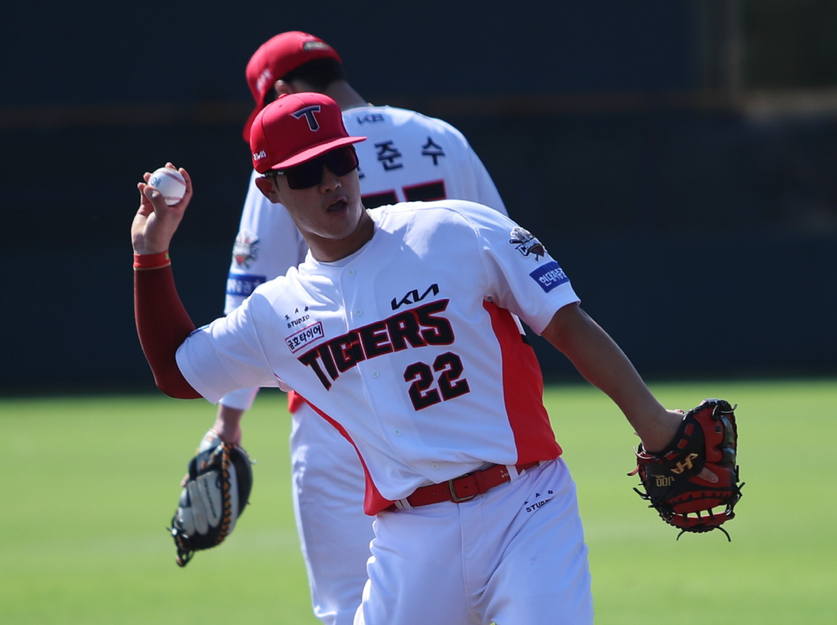 "팔 안 펴져" 4년 괴롭힌 고통…KIA 트레이드 승부수, 포수 포기 안…