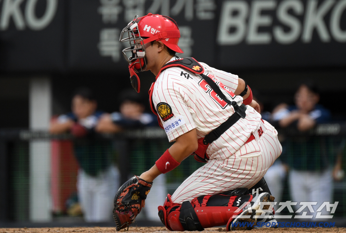 "팔 안 펴져" 4년 괴롭힌 고통…KIA 트레이드 승부수, 포수 포기 안…