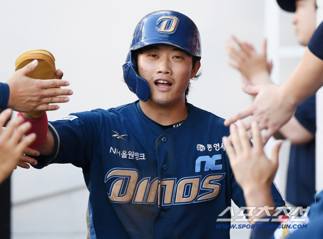 "지금 대한민국 최고 2루수" LG 육성선수 신화 똑똑히 지켜봤다, 똑같…