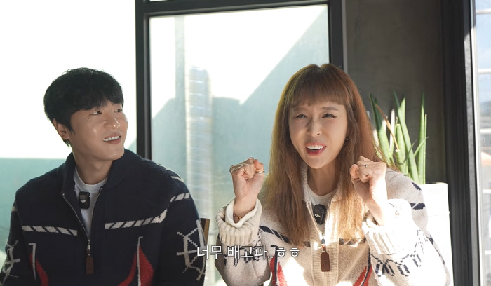 '내년 결혼' 신지, 7세 연하♥문원에 극존칭 웬일..."입 닦아드릴까요…