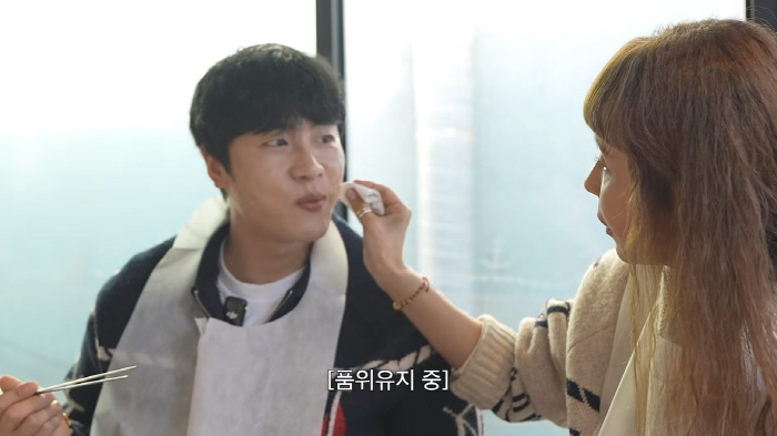 '내년 결혼' 신지, 7세 연하♥문원에 극존칭 웬일..."입 닦아드릴까요…