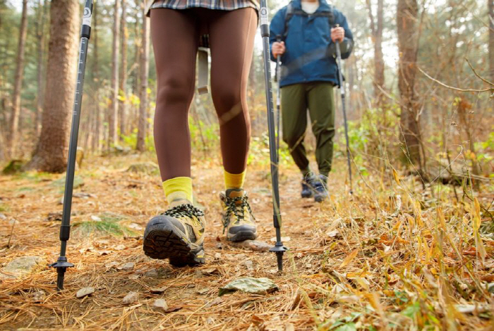 산 내리막길, 무릎·허리 관절 부상 주의…통증 줄이는 방법은?