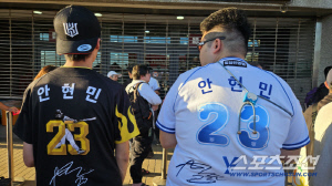 대만에 보인 '안현민' 유니폼. 대만 현지팬이었다. KT는 야구 한류 체험 중