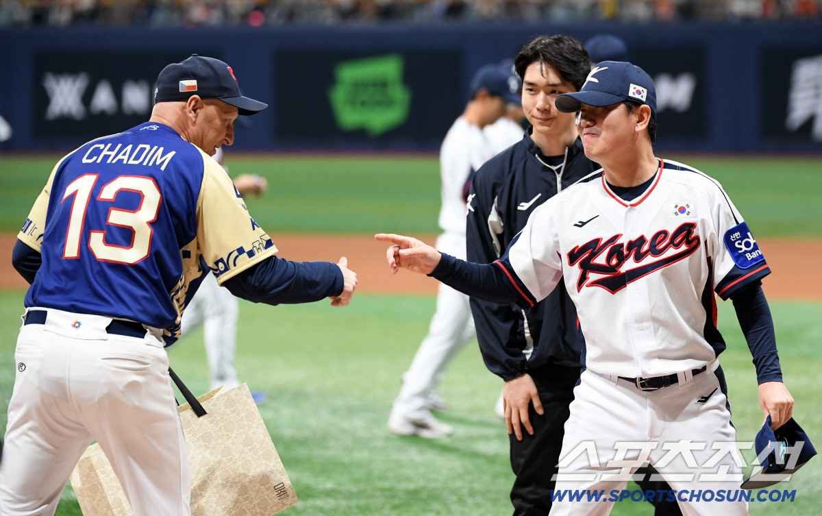 [포토] 파벨 하딤 감독-류지현 감독 '평가전 시작'