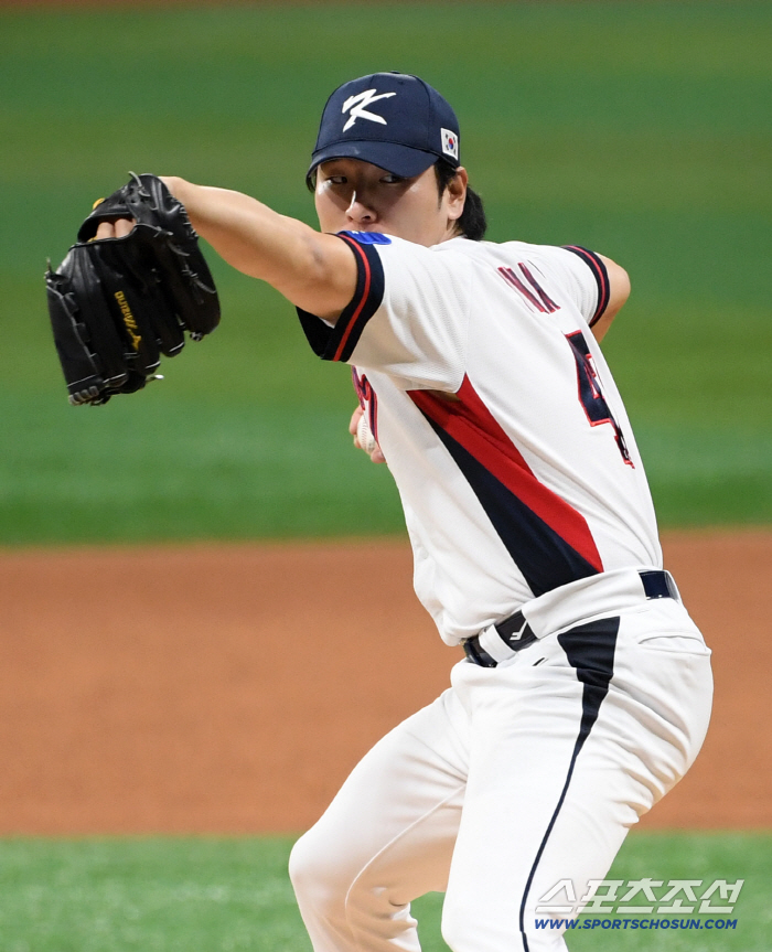 체코 선수에게도 몸맞은 공에 한국식 인사. 곽빈 156km 강속구 2이닝 4K 무실점[고척 현장]