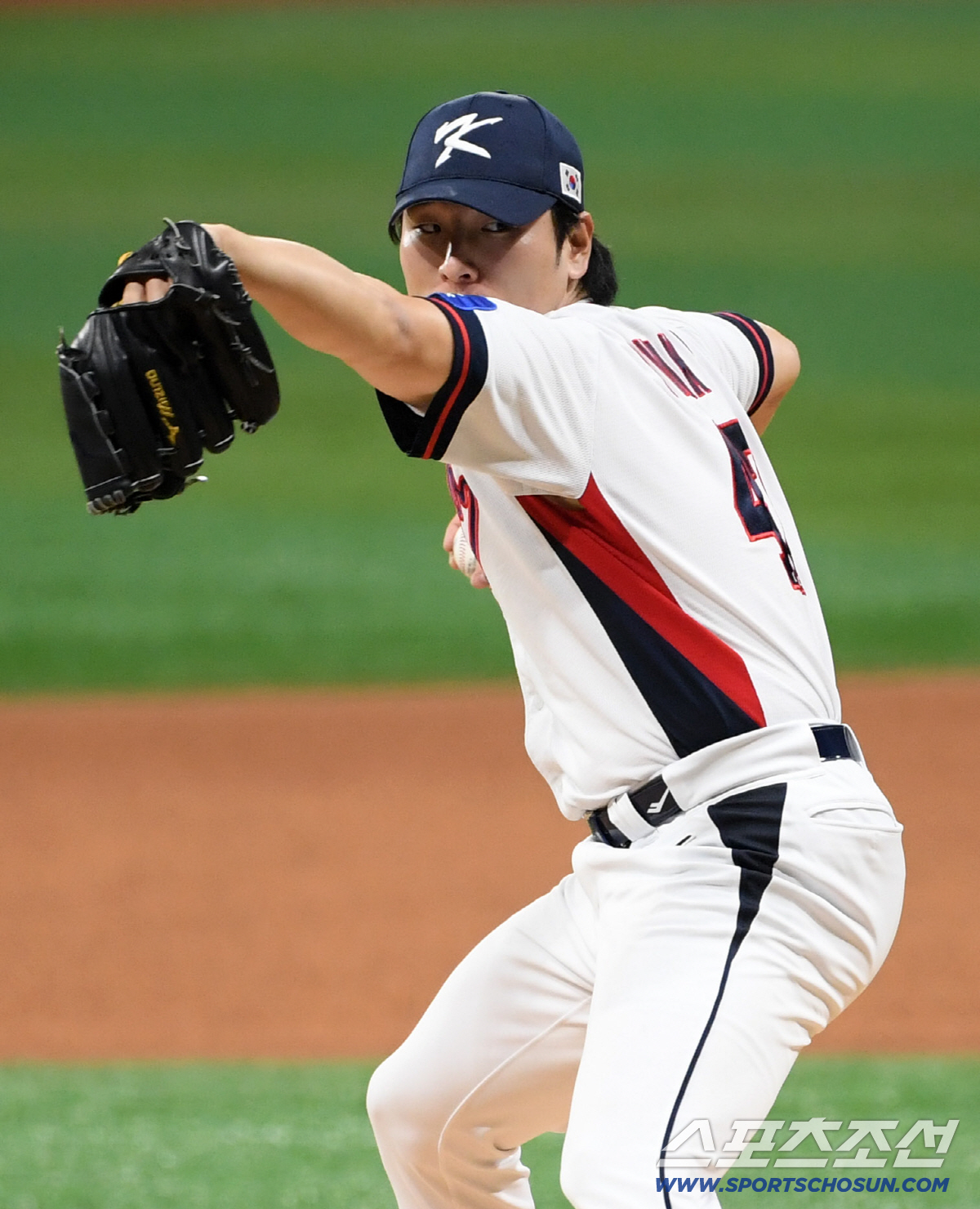 체코 선수에게도 몸맞은 공에 한국식 인사. 곽빈 156km 강속구 2이닝…