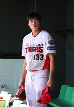 '이코노미석 꾸깃' 1m90 장신 KIA 신인의 오키나와 드림…