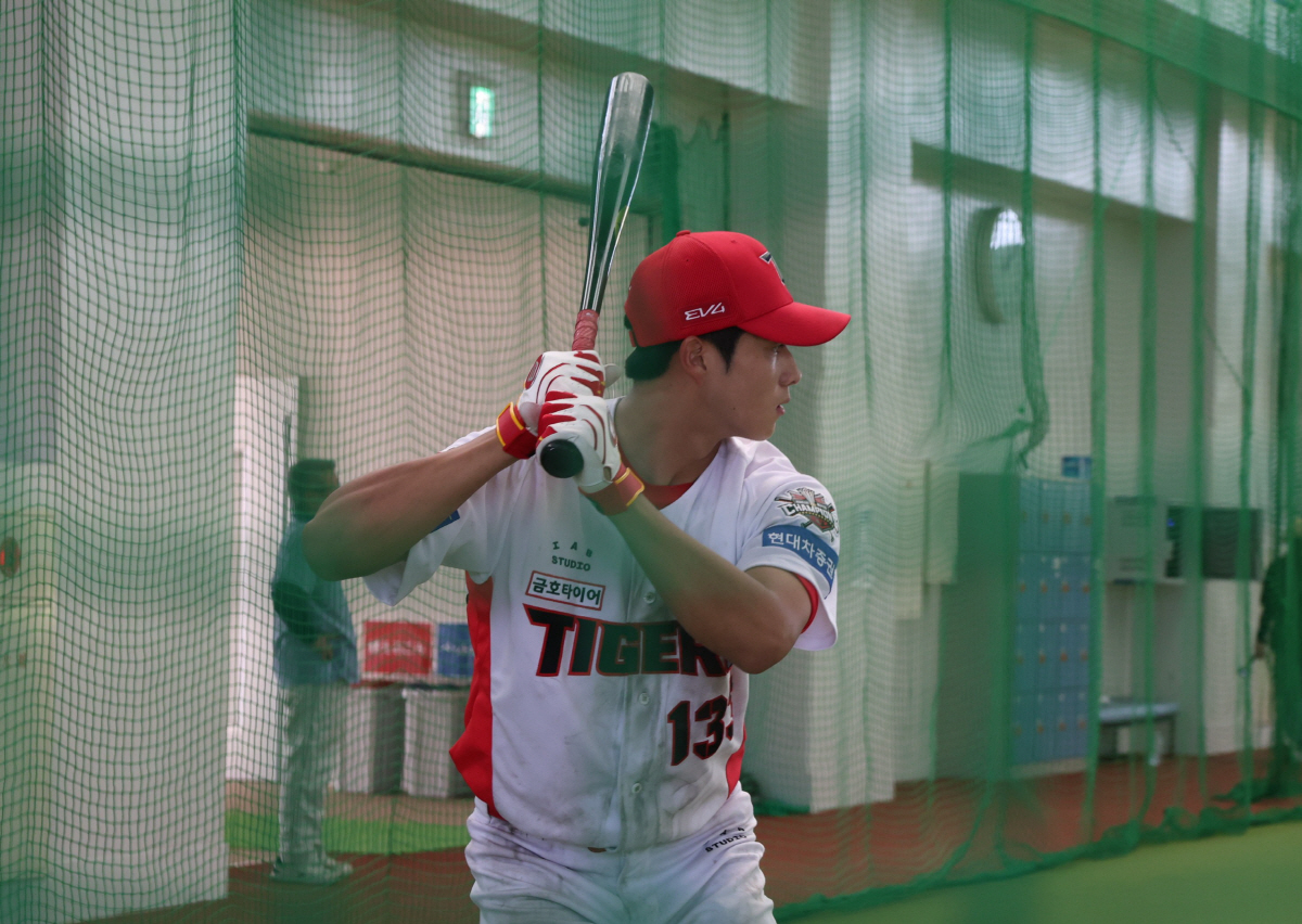'이코노미석 꾸깃' 1m90 장신 KIA 신인의 오키나와 드림…"타이거즈…