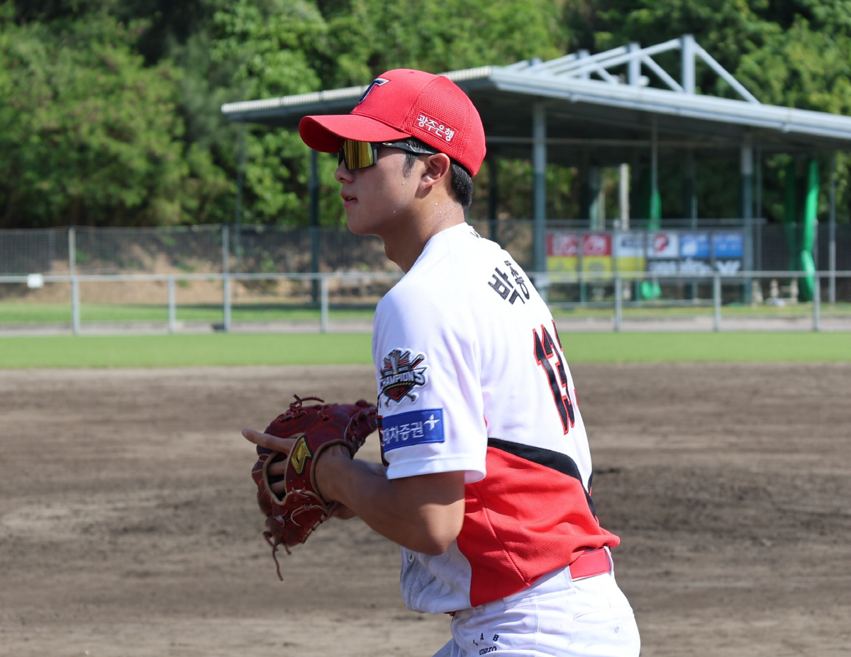 '이코노미석 꾸깃' 1m90 장신 KIA 신인의 오키나와 드림…"타이거즈…