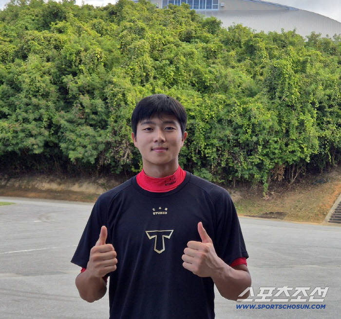 '이코노미석 꾸깃' 1m90 장신 KIA 신인의 오키나와 드림…"타이거즈…