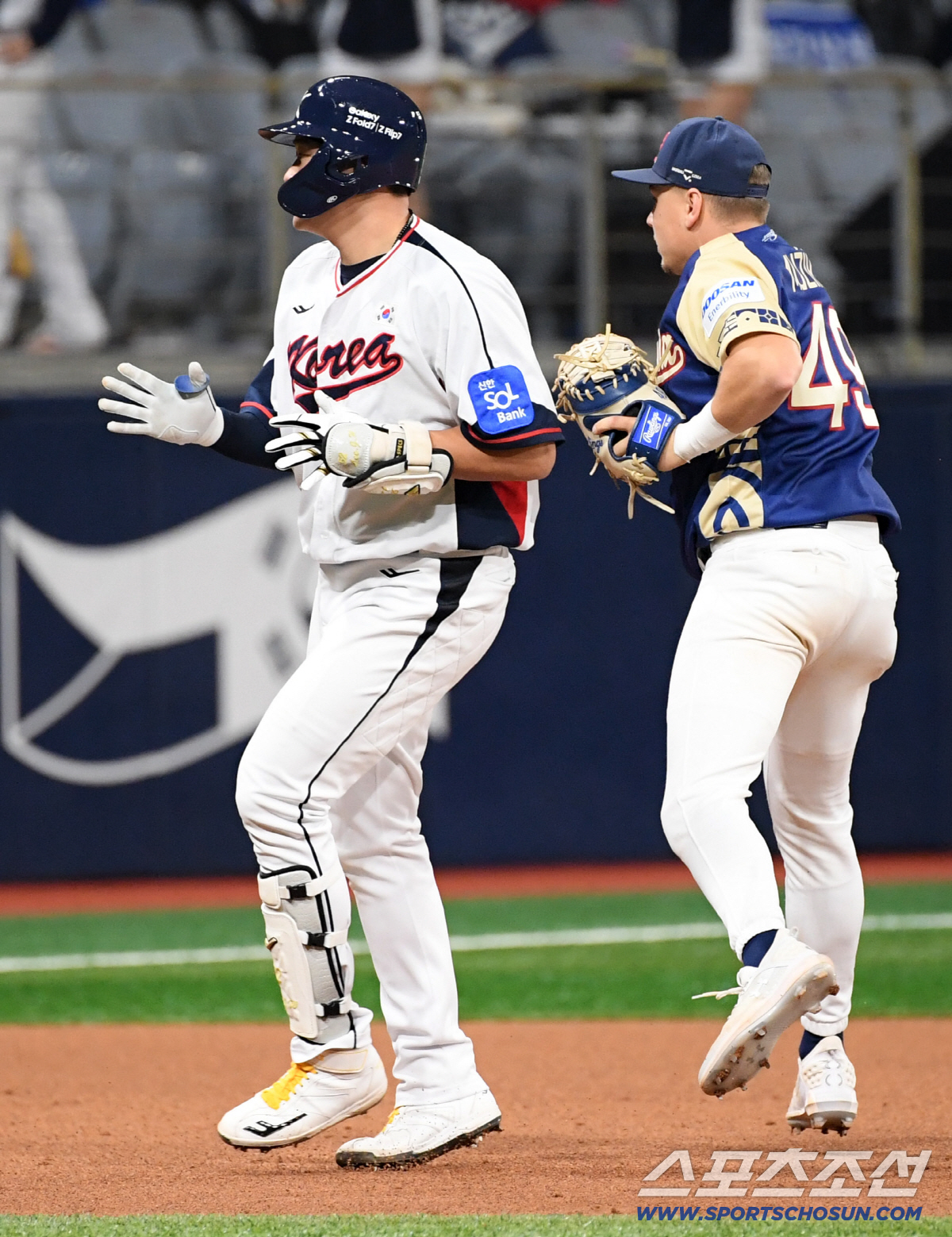 [포토] 런다운 걸린 이재원 '왜 3루에 주자가 있어요?'