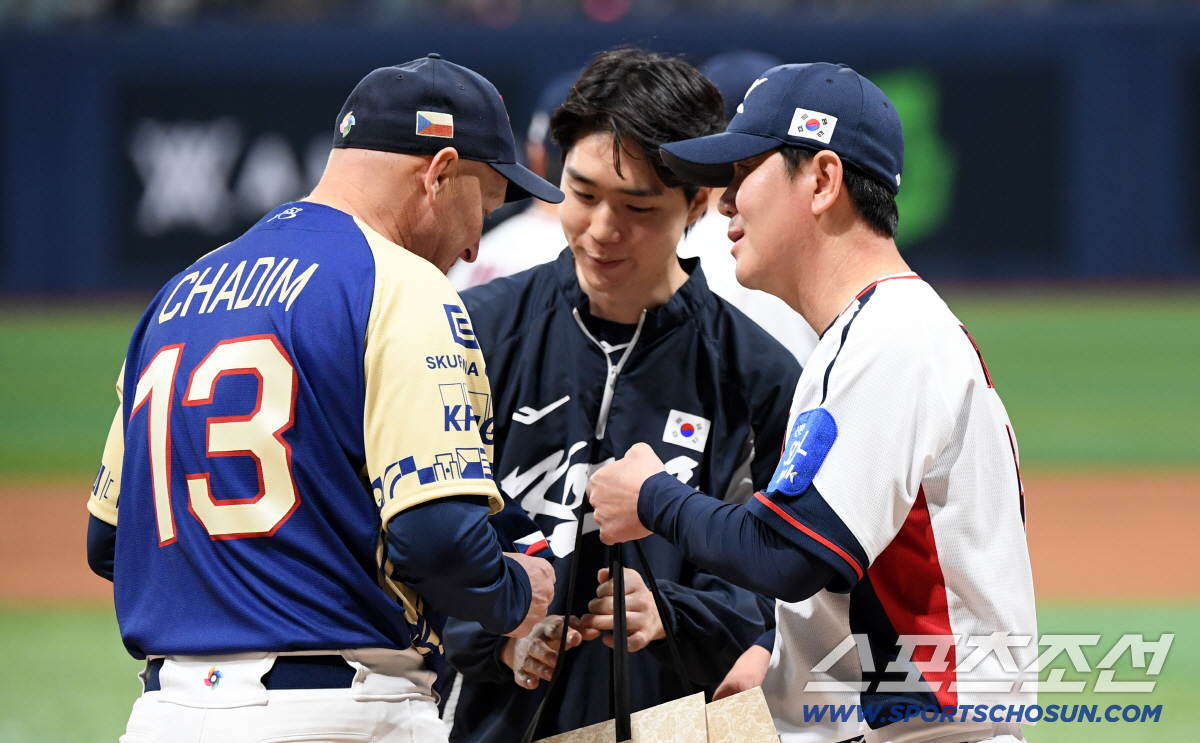 국대 데뷔전 승리 류지현 감독 "젊은 불펜 국제경쟁력 확인. 내일 선발은…