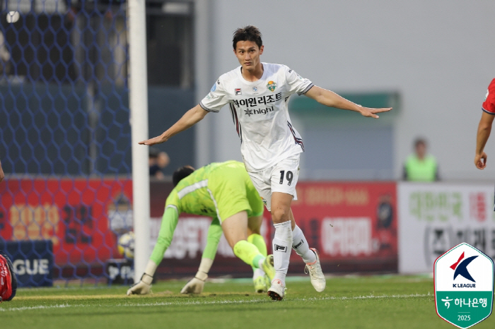 송민규 선제골 '찰칵'→이동준 '전역 신고골'+이승우 '깃발 세리머니'까…