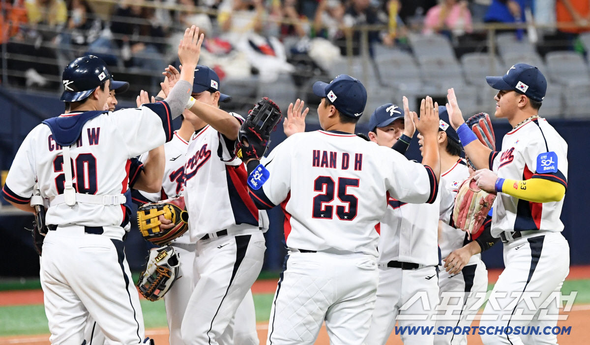 충격, 사회인팀 상대 멀티히트 단 1명도 없었다...너무 느려서 못 친거…