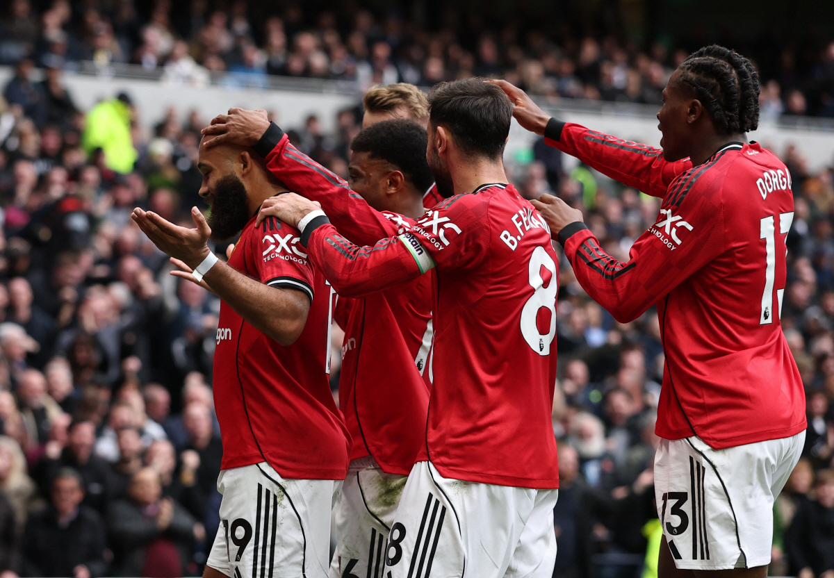 [EPL현장]'토트넘 고전 중' 음뵈모 선제골 맨유에 0-1 전반 종료