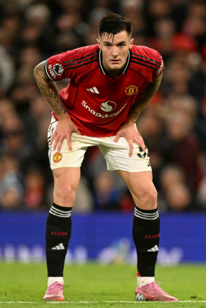 '교체 투입 30분 만에 부상 OUT' 10명 뛴 맨유 미치겠다…매과이어→셰슈코 '더블 부상' 눈물