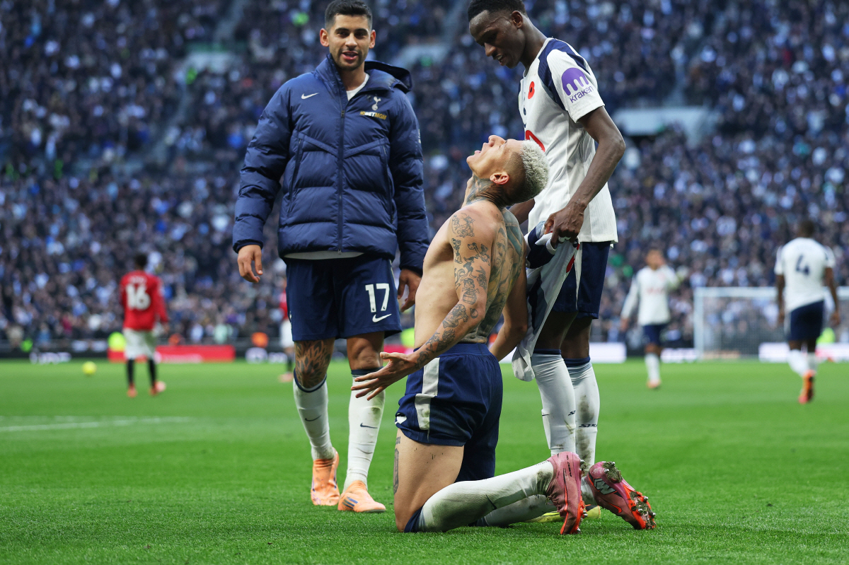 英 단독 보도! '손흥민처럼 못할거면 나가주세요'→유망주 PK 강탈 후 …