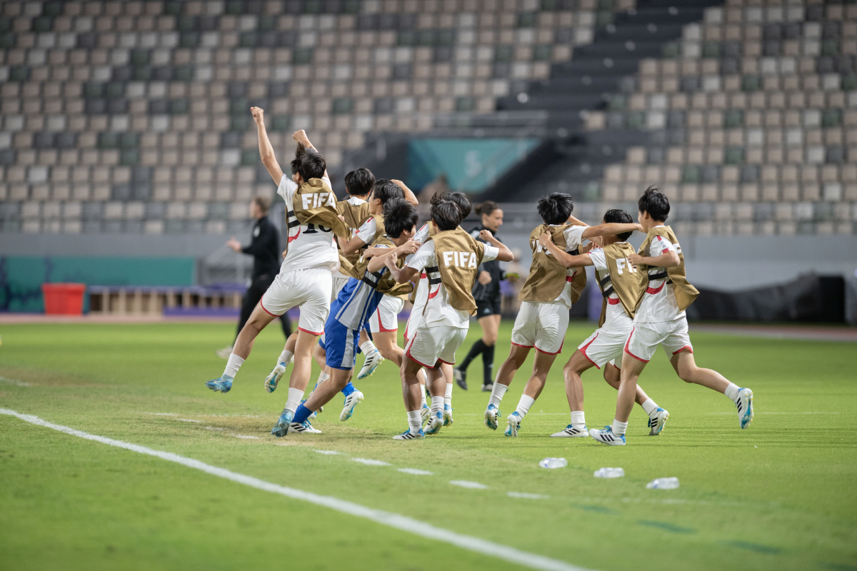 "우리 여자축구는 강합니다,인민들과 기쁨 나눌것" 北,네덜란드에 압도적 …