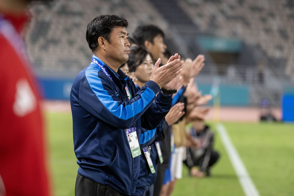 "우리 여자축구는 강합니다,인민들과 기쁨 나눌것" 北,네덜란드에 압도적 …