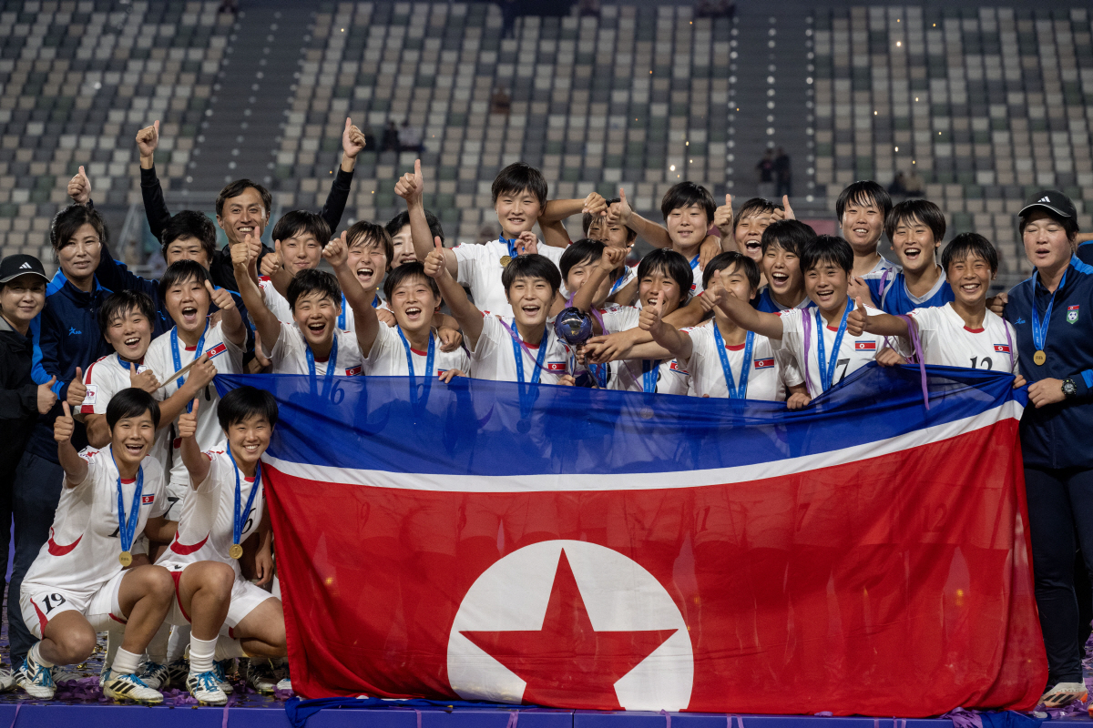 "우리 여자축구는 강합니다,인민들과 기쁨 나눌것" 北,네덜란드에 압도적 …