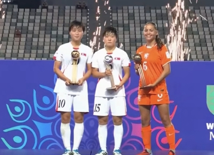 "우리 여자축구는 강합니다,인민들과 기쁨 나눌것" 北,네덜란드에 압도적 …