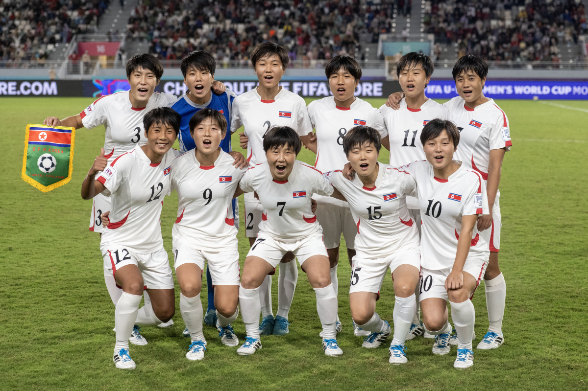 "우리 여자축구는 강합니다,인민들과 기쁨 나눌것" 北,네덜란드에 압도적 …