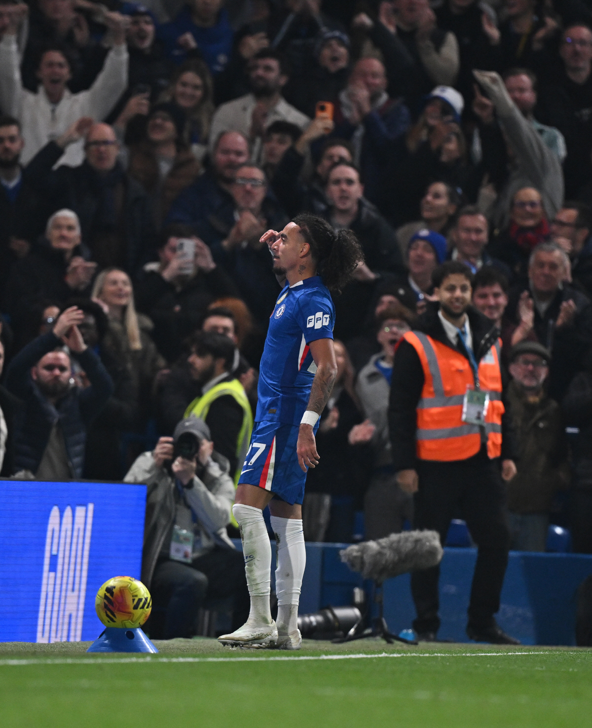 황희찬 빠른 발로 70분 내내 수비만 했다…'역대 최악의 팀'울버햄튼, …